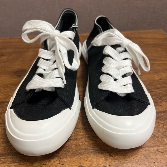 NWOT American Eagle AEO Womens Canvas
Sneakers Size 7 1/2 Black and White - Picture 3 of 8